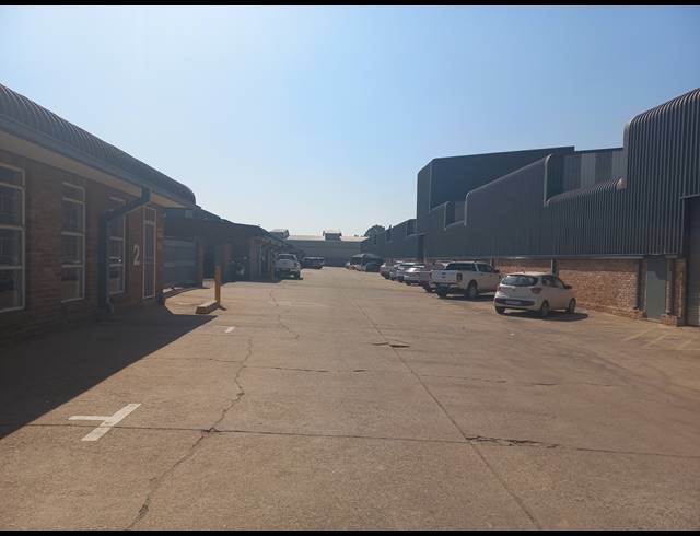 608M² WAREHOUSE TO LET IN JET PARK